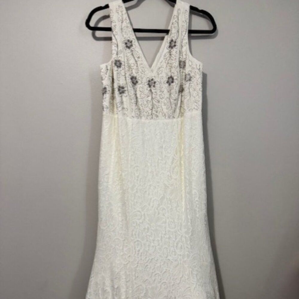 NEW Woman's Torrid Ivory and Lace Embellished V Neck No Sleeve Dress Size 10
